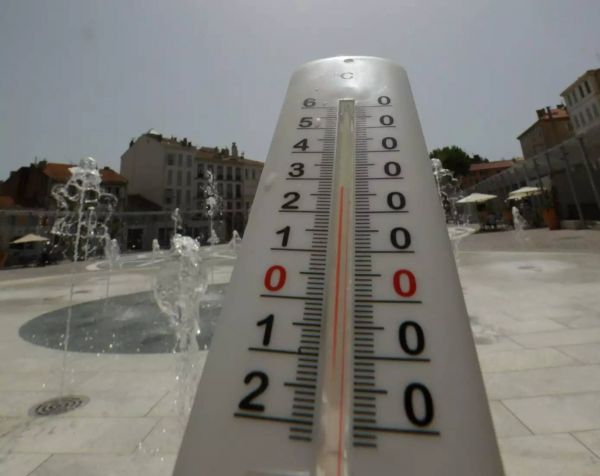 Canicule: le ministère de l'Education prévoit près de 1.350 écoles fermées mardi