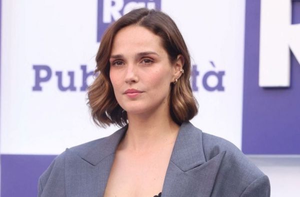 Camille Lou en soutien-gorge résille : elle en dévoile beaucoup plus que d'habitude