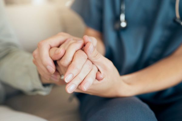 "La plupart des gens s'éteignent à cette heure-là" : la révélation troublante d'une infirmière en soins palliatifs