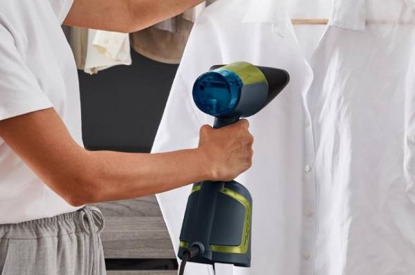 "Moi qui déteste le repassage, c'est vraiment pratique et un vrai gain de temps" : défroissez une chemise en moins de 3 minutes avec ce défroisseur révolutionnaire en promo
