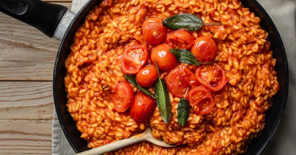 Risotto inratable à la tomate, sauge et parmesan