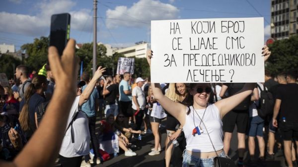 Manifestations massives en Serbie pour demander des élections anticipées