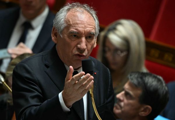Retraites: la gauche veut censurer Bayrou, le RN renvoie aux budgets