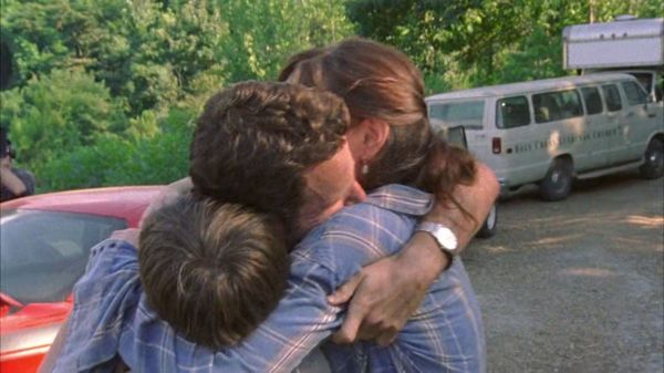 L’une des scènes les plus émouvantes de ‘The Walking Dead’. Elle serait encore plus touchante si le caméraman ne s’était pas glissé dans le cadre.