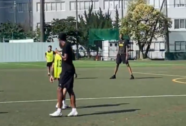 Victor Wembanyama met un coup franc en pleine lucarne à Tokyo