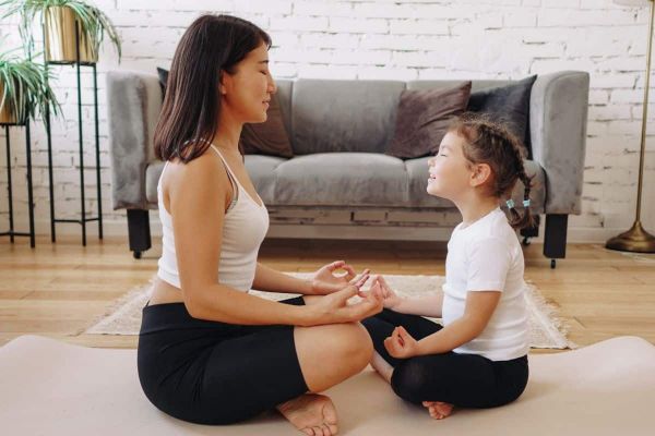 Chaque soir, dire ces phrases développe l’esprit critique de votre enfant et l’aide à grandir curieux, réfléchi et confiant