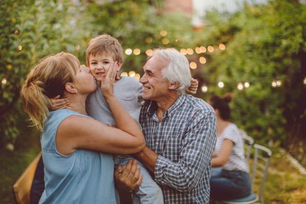 « C'est comme ça qu'on a toujours fait ! » : ces gestes des grands-parents que les petits-enfants n'acceptent plus du tout aujourd'hui