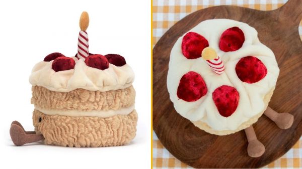 Une peluche en forme gâteau d’anniversaire