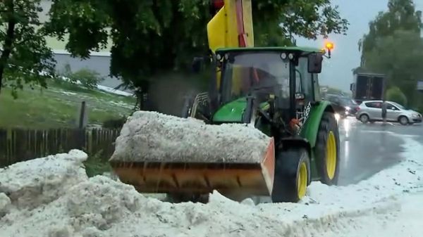 Autriche : des tempêtes et de la grêle endommagent les cultures, déraillent un train et perturbent un festival