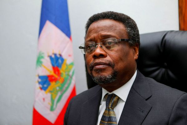 Fritz Alphonse Jean s'adresse au peuple dans un créole qu'il ne maîtrise pas”