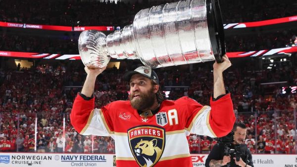 Ekblad reste en Floride pour plusieurs autres années