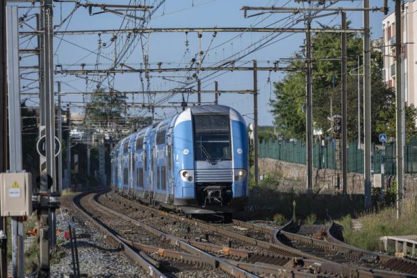 « Chacun joue au petit chemin de fer » : à Marseille, les cheminots manifestent contre les premiers TER de Transdev