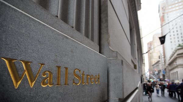 Wall Street enchaîne les records, le CAC 40 se traîne