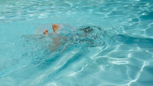 Elle est morte noyée dans sa propre piscine : la baignade d'une femme de 45 ans tourne au drame