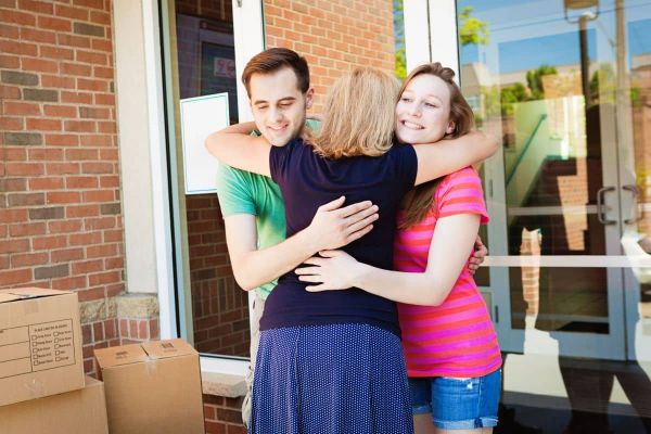 Ils voient leur enfant partir pour ses études : ces regrets cuisants que beaucoup de parents gardent pour eux