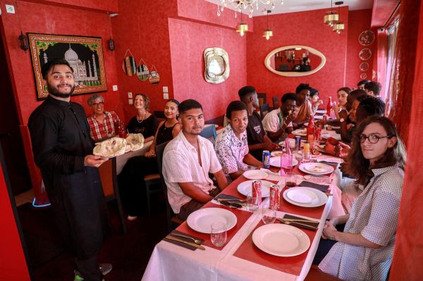 L'ex-mineur isolé reçoit son ancienne classe dans son restaurant à Angoulême