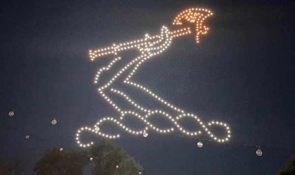 340 drones dessinent le bras armé dans le ciel de Cognac : Hennessy régale ses salariés pour ses 260 ans à Bagnolet