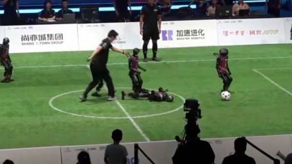 En images, des robots humanoïdes jouent un match de football piloté par l'IA à Pékin