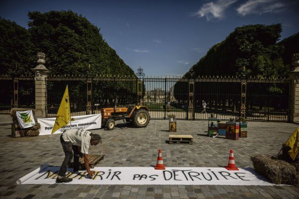 « Cancer, colère ! » : face à la loi Duplomb imposée par les lobbys, la résistance paysanne s'organise en marge de la CMP
