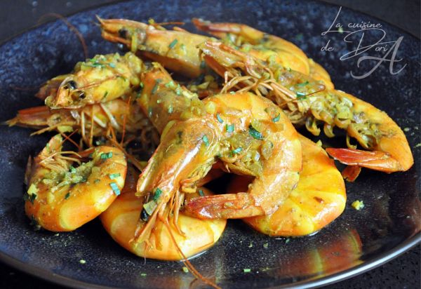 Crevettes snackées au curry vert, vin blanc & épices