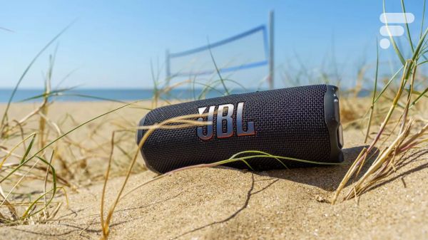 Test JBL Flip 7 : la reine des enceintes portables pousse le volume