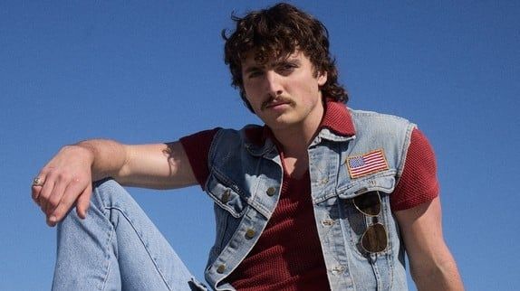 Benson Boone loupe le top 10 en France avec son nouvel album : tous les chiffres !