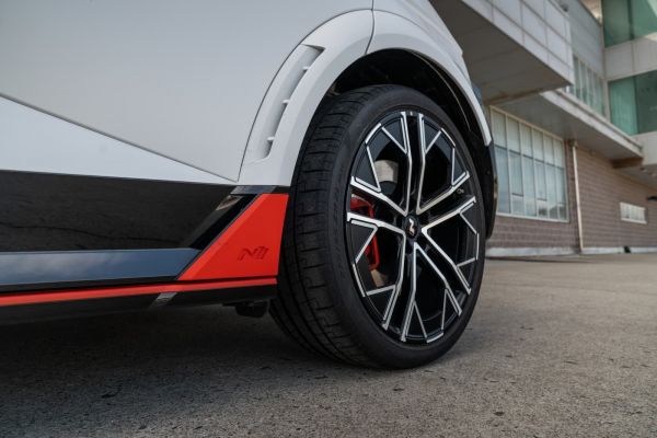 L'une des voitures électriques sportives les plus réussies pourrait souffrir d'un problème de freins