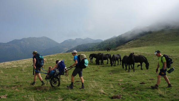 "L'impression de servir à quelque chose" : dans les Pyrénées, valides et personnes handicapées découvrent la montagne