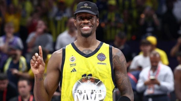 Free Agency : le MVP de l'EuroLeague Nigel Hayes-Davis débarque aux Suns pour 1 an !