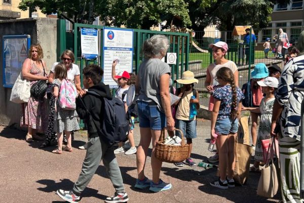 Météo et canicule. Fermeture totale ou partielle des écoles, garde d'enfant : le casse-tête pour les communes et les parents