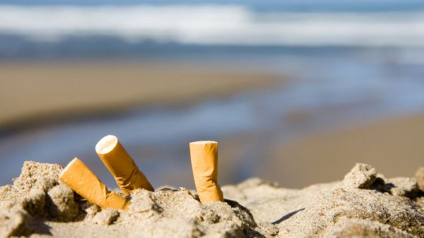 Interdiction de fumer sur les plages : cinq chiffres montrant qu'il ne faut pas mégoter avec la pollution des cigarettes dans l'océan