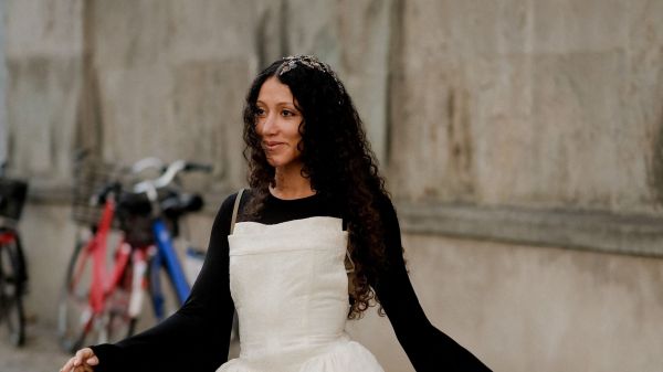 Adieu les boucles qui ne tiennent pas, voici la méthode d'une experte pour les former et les faire tenir toute la journée