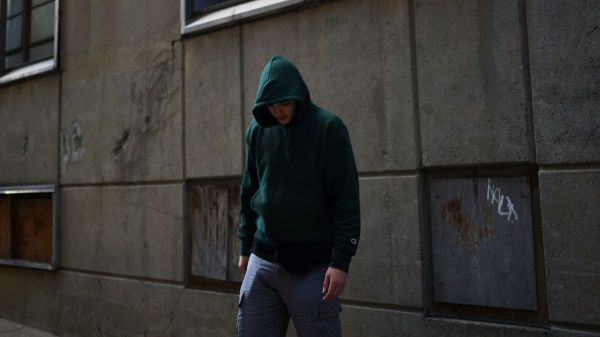 Mais pourquoi les ados portent-ils des sweats à capuche même en pleine canicule?