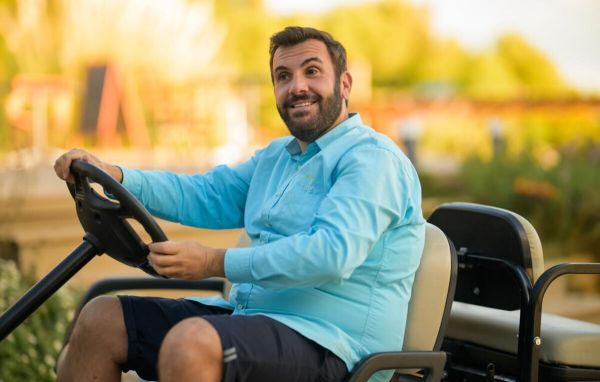 Camping Paradis : départ surprise d'une comédienne, pour Laurent Ournac "elle a bien fait”