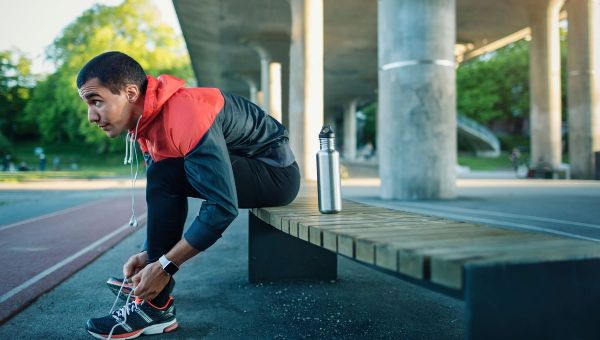 Transformez un simple banc en outil de renforcement musculaire