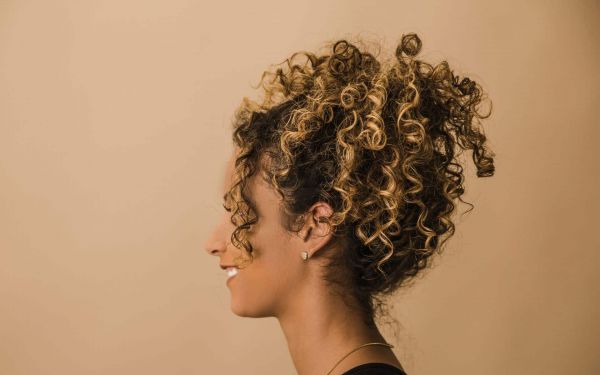 Cheveux bouclés ? Voici la coupe parfaite que quasiment toutes les femmes adoptent