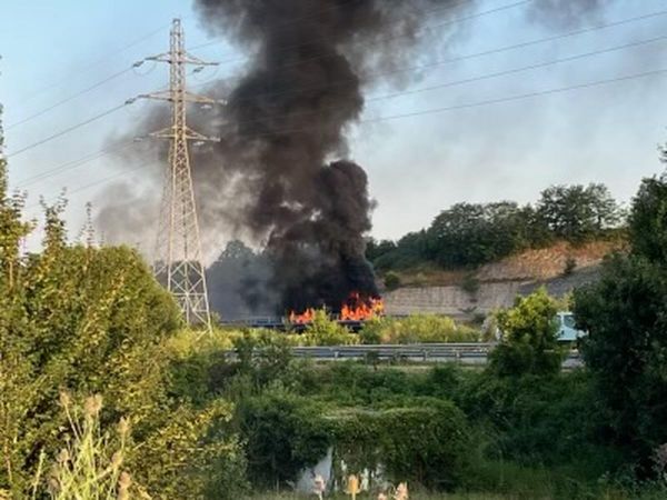 Un camion en flammes sur la RN 10, la nationale est fermée, une déviation est mise en place