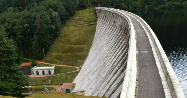 Loire. Sous les yeux des salariés de la Roannaise de l'eau, un homme se jette du haut d'un barrage