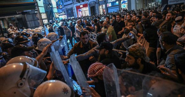 Turquie : un dessin de presse accusé de représenter le prophète Mahomet provoque de violents affrontements à Istanbul