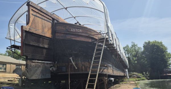 Saint-Jean-de-Losne. "Aster", la plus ancienne péniche en bois de France, mise à sec pour être rénovée