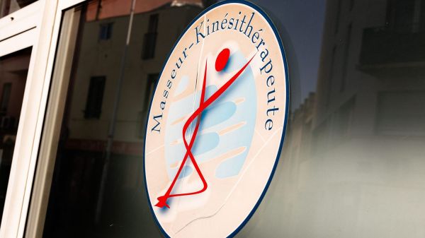Kinésithérapeutes, sages-femmes, pharmaciens... Les professionnels de santé libérale manifestent contre les mesures d'économies