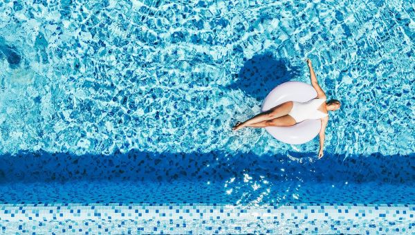 Hygiène à la piscine : les bons réflexes pour éviter infections et irritations