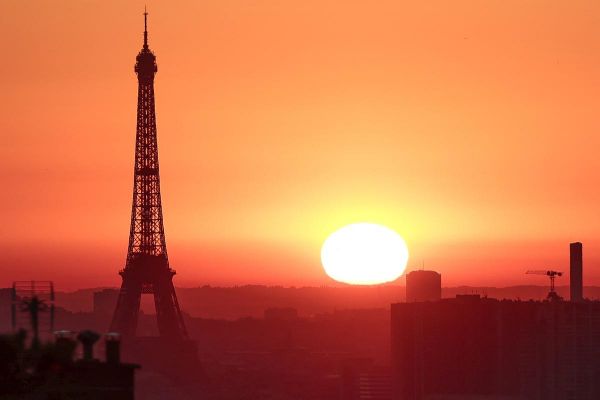 Canicule en direct : la vigilance rouge étendue à mercredi dans les 16 départements concernés