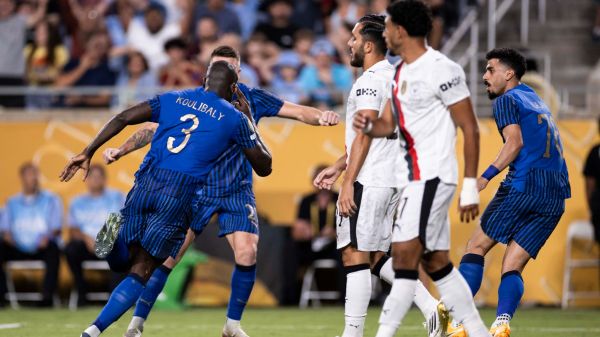 Manchester City-Al Hilal: Tellement énervés par une main non sifflée sur l'ouverture du score de City, les joueurs de Al-Hilal ont refusé de reprendre le jeu