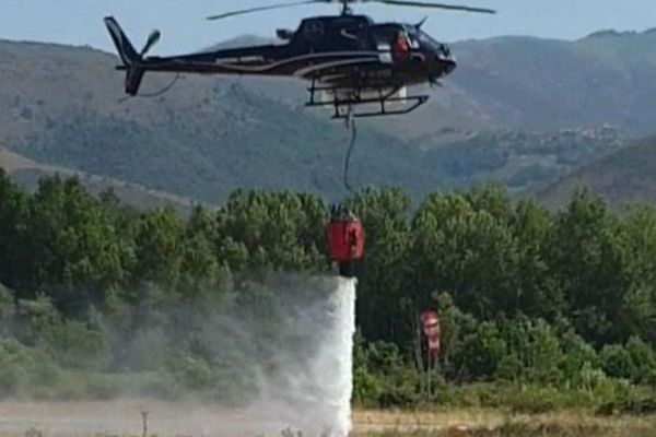 Les pompiers toujours mobilisés sur l'incendie entre Quenza et Sari-Solenzara, un hélicoptère bombardier d'eau en renfort