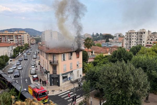 Appartement en flammes, commerce fermé et occupants relogés à Nice