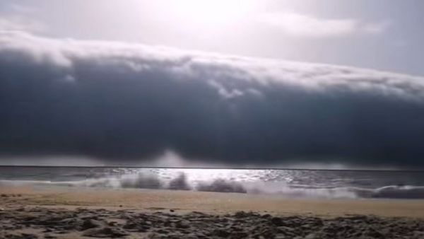 VIDÉO "Ranger nos affaires et courir" : un rare et effrayant "nuage rouleau" observé au large du Portugal, les images sont impressionnantes
