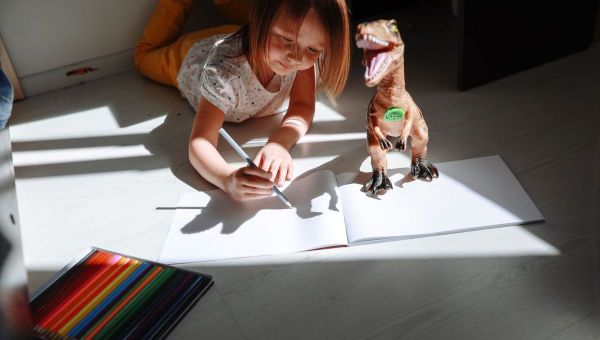 Dessiner avec le soleil : une activité simple pour occuper les enfants