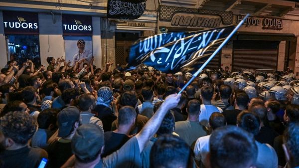 En Turquie, des affrontements éclatent à Istanbul après la publication d'un dessin accusé de représenter Mahomet