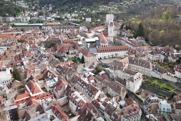Un homme d'environ 50 ans retrouvé mort au petit matin sur une place du centre-ville de Besançon